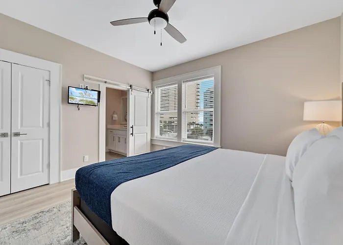 New Listing! Luxury Home, Sleeps 10 W/ Shared Pool Holiday home