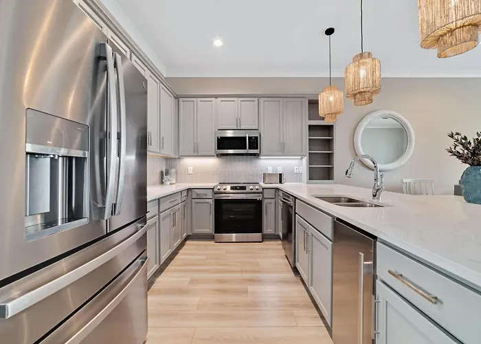 New Listing! Luxury Home, Sleeps 10 W/ Shared Pool Holiday home *