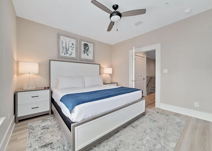 New Listing! Luxury Home, Sleeps 10 W/ Shared Pool Holiday home