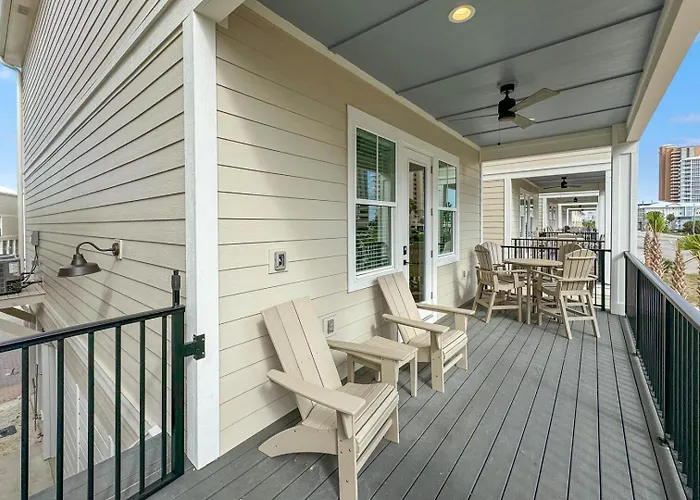 New Listing! Luxury Home, Sleeps 10 W/ Shared Pool Holiday home *