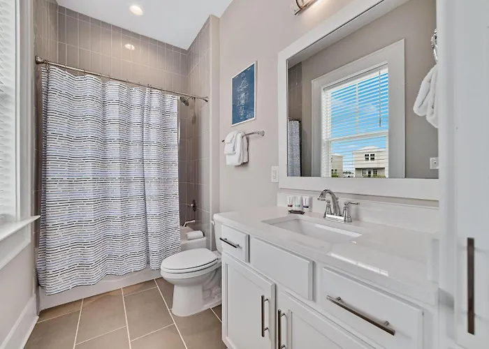 New Listing! Luxury Home, Sleeps 10 W/ Shared Pool * Gulf Shores